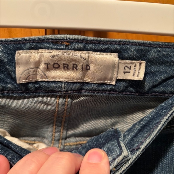 Torrid Distressed Cropped Mid Rise Jeans in Size 12 - Picture 4 of 7